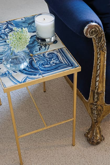 Mesita de hierro con azulejos portugueses del siglo XVIII (Joana Aranha Signature).