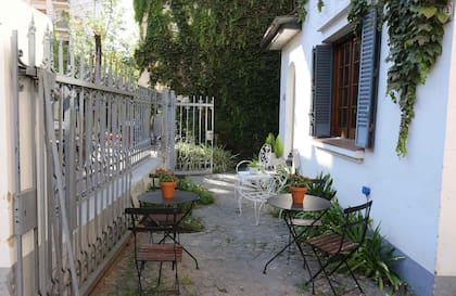 Mesitas en el patio exterior de la casa en la que funciona Helen Guest´s House.