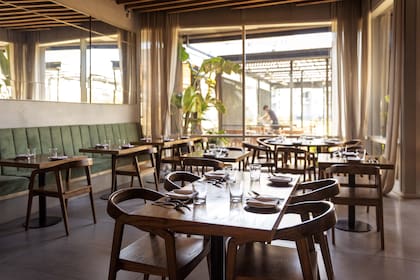 Madera y tonos verdes en el salón.