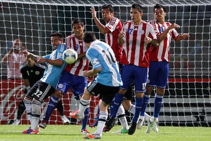 Gol de Messi, gol contra Paraguay. Pero no es un gol cualquiera, es el primero que convirtió en a selección de tiro libre: 7 de septiembre de 2012, en Córdoba, inalcanzable para el vuelo de Justo Villar; desde entonces, anotó cinco más por esa vía