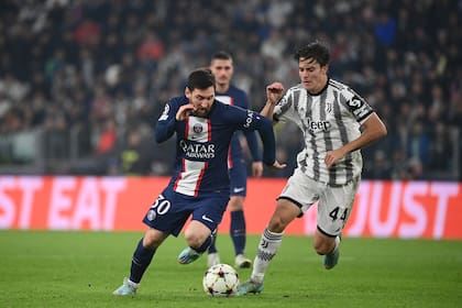Messi, a la carrera con pelota al pie para dejar atrás a Fagioli