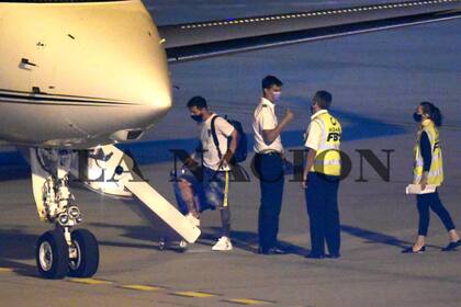 Messi aborda el avión desde Rosario junto a su familia