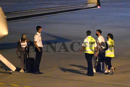 Messi aborda el avión desde Rosario junto a su familia