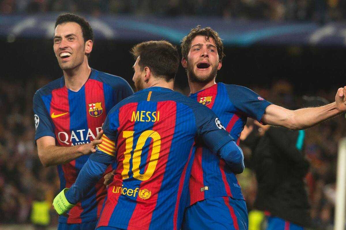 Messi abraza a Sergi Roberto, autor del agónico sexto gol en el emotivo 6 a 1 de Barcelona sobre PSG en 2017