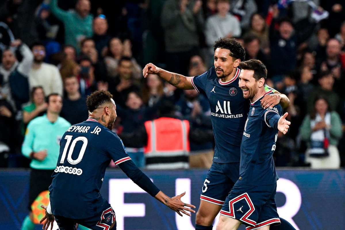 Messi, abrazado por el capitán Marquinhos, mientras se acerca Neymar