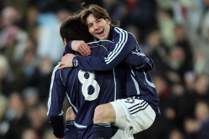 Messi abrazando a Riquelme en el festejo de lo que fue su primer gol con la camiseta del seleccionado mayor de Argentina