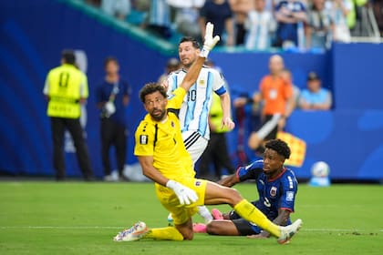 Messi acaba de definir de zurda y el estadio explota por el primer gol; el partido terminó siendo mucho más exigente que lo esperado para la selección campeona mundial.