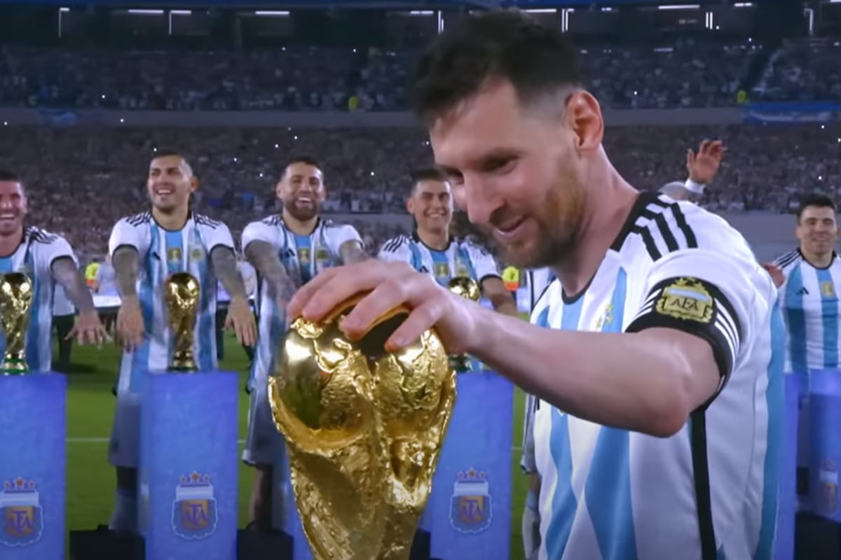 Messi acaricia la copa del mundo, en marzo pasado, en la fiesta tras la consagración
