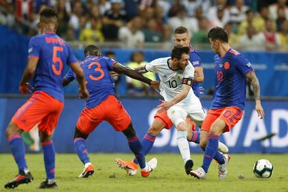 Messi acorralado por Colombia; el 10 no desequilibra