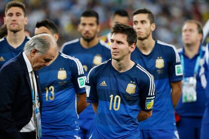 Messi adelante de sus compañeros, después de perder la final contra Alemania.