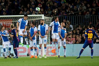 Messi anota su gol de tiro libre .
