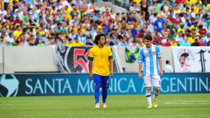 Messi ante Brasil con el banner de Santa Monica