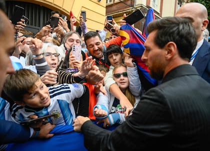 Messi atendió a los fanáticos que se congregaron en Oviedo para verlo