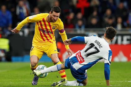 Messi avanza ante la marca de Didac en el clásico catalán