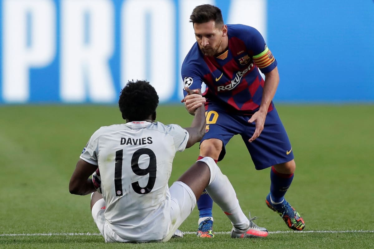 Messi ayuda a levantar a Davies, después de haberlo golpeado desde atrás. En esa jugada, el capitán de Barcelona se salvó de recibir una amonestación