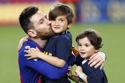Messi besa a Thiago y abraza a Mateo, sus hijos más grandes.