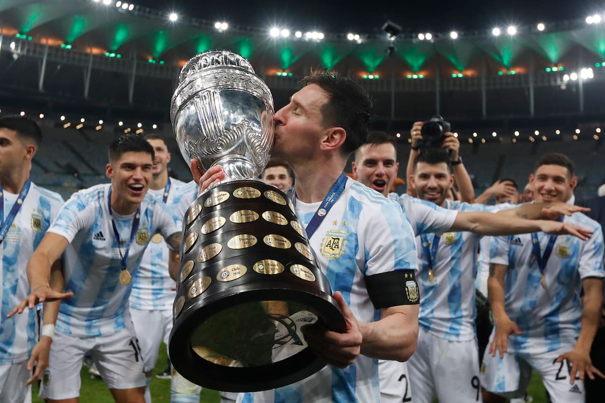 Messi besa la Copa América con los ojos cerrados: un sueño colectivo se hizo realidad.