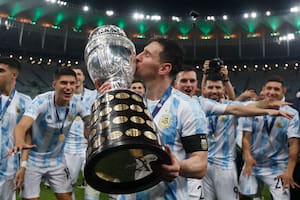Messi besa la Copa América con los ojos cerrados: un sueño colectivo se hizo realidad.