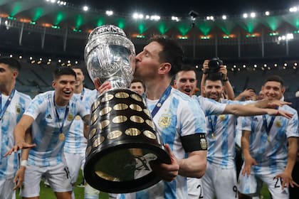 Messi besa la Copa América, una conquista que lo acerca al Balón de Oro