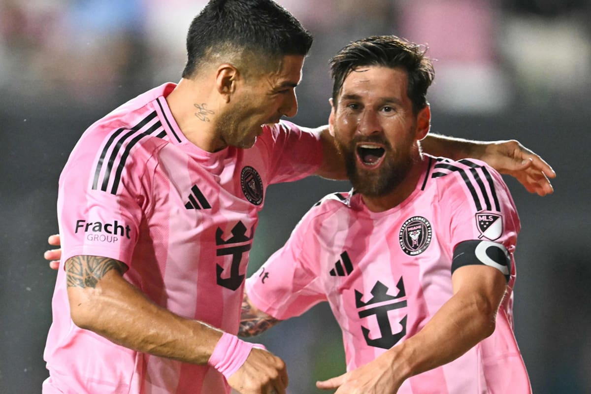 Messi brilló otra vez, marcó dos goles y levanta la temperatura de la MLS; aquí, con Suárez