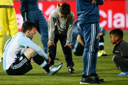 Messi busca consuelo junto a dos niños