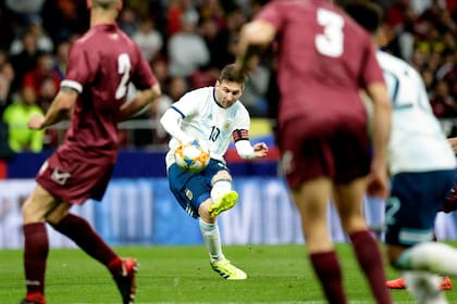 Messi busca entre piernas venezolanas: casi nunca encontró algo.