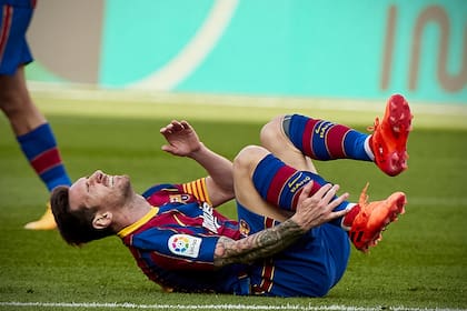 Además de la derrota, a Messi le dolió durante el partido el tobillo derecho tras pisar mal en una caída