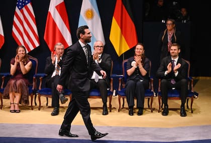 Messi camina hacia el momento de la entrega del diploma