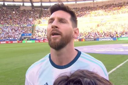 Messi cantó el himno