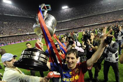 Messi celebra al ganar la Copa del Rey en el estadio Mestalla, en Valencia, el 13 de mayo de 2009
