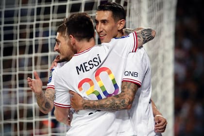Messi celebra con Di María y Verrati uno de sus goles ante Montpellier, en el que PSG utilizó una camiseta alusiva en contra de la homofobia