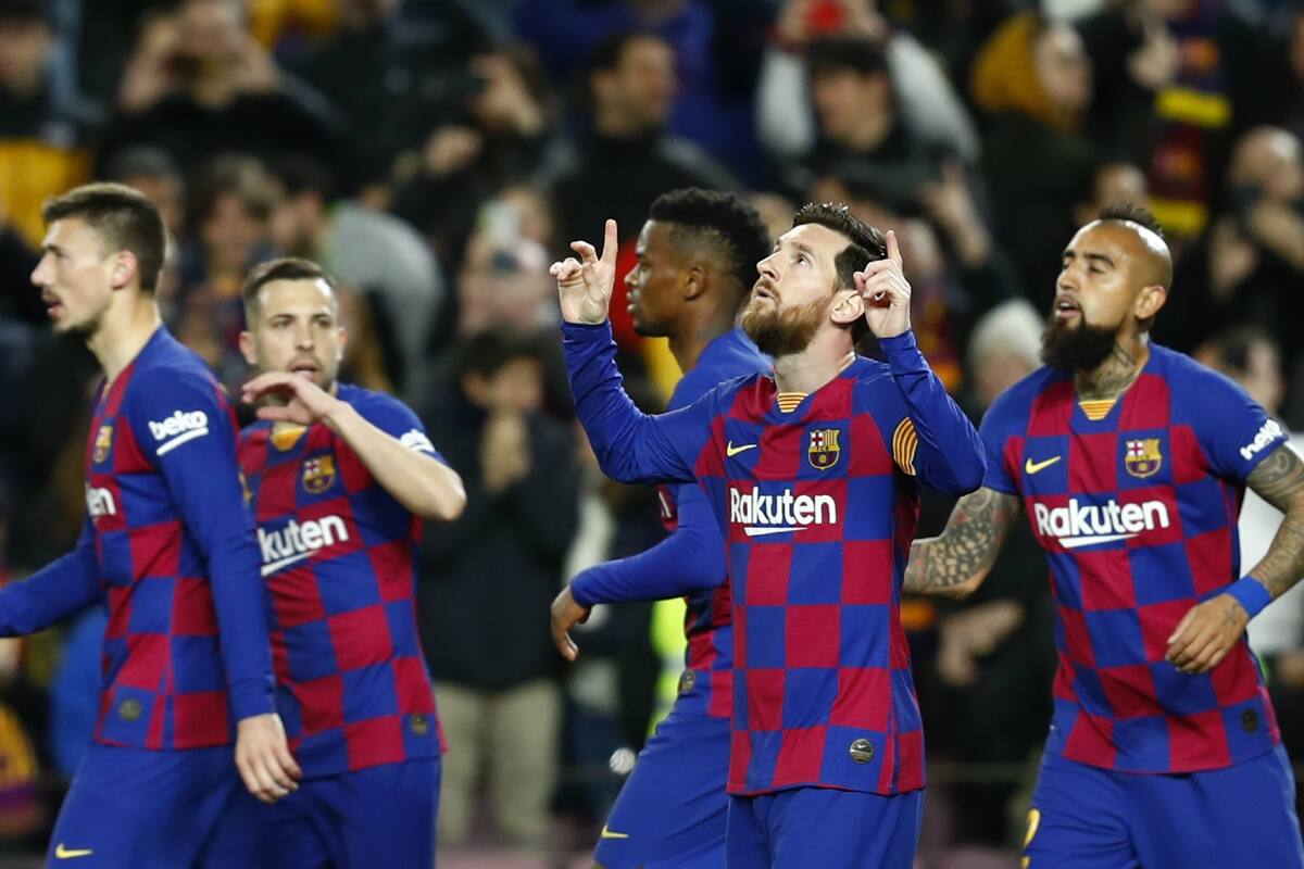 Messi celebra el gol del triunfo de Barcelona, luego de una discutida sanción