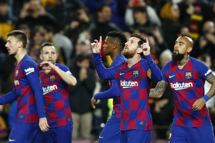 Messi celebra el gol del triunfo de Barcelona, luego de una discutida sanción
