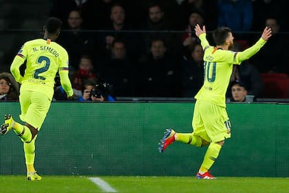 Messi celebra su gol, el primero de Barcelona ante PSV.