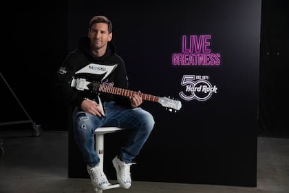 Messi cerró un acuerdo con la cadena de restaurantes y recibió una guitarra con su nombre como regalo