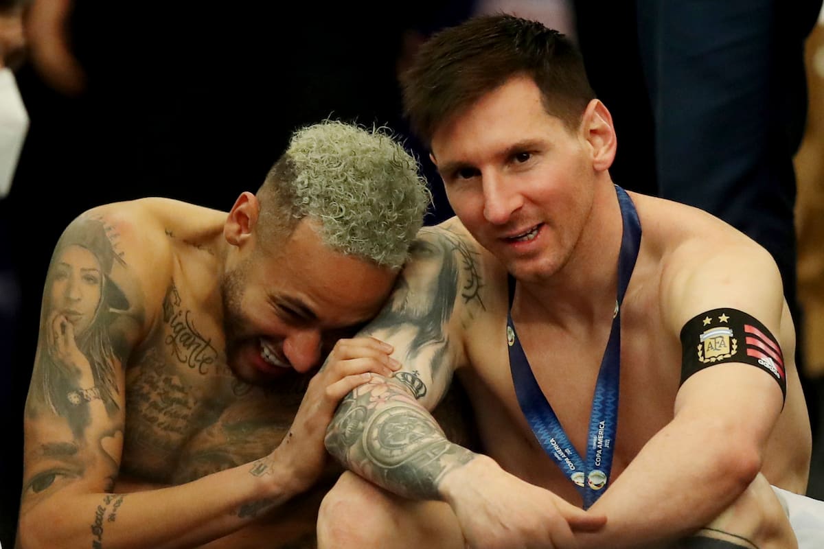 Messi charla con Neymar tras la final de la Copa América, en el estadio Maracaná. La imagen recorrió el mundo.