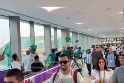 “¡Messi chau, Messi chau, Messi chau chau chau!”: las cargadas de los hinchas de Arabia Saudita tras ganarle a Argentina