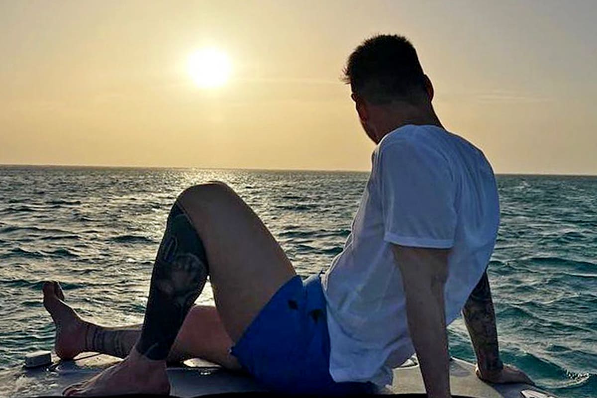 Messi con amigos en el Mar Rojo