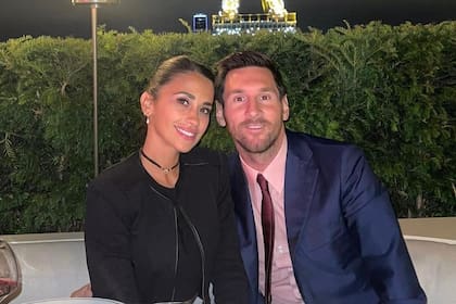Messi con Antonela, su mujer, en la noche de París