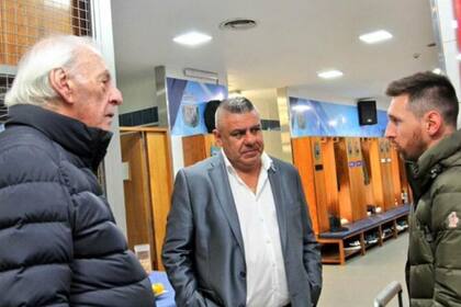 Messi, con César Menotti y Claudio Tapia, en un encuentro en el predio de Ezeiza