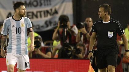 Messi con el línea al que insultó, lo que terminó con su sanción
