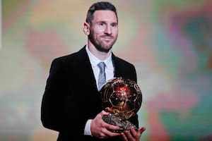 Messi, con el último de sus seis Balones de Oro; lo ganó en 2019; en 2020 se suspendió la premiación por la pandemia