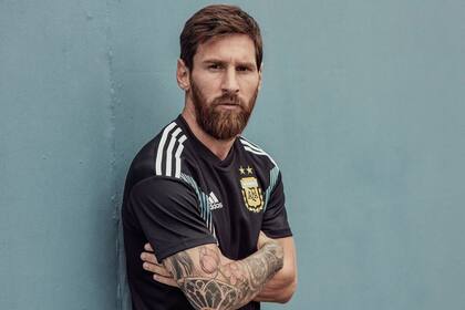 Messi con la camiseta suplente que la Argentina usará en Rusia 2018