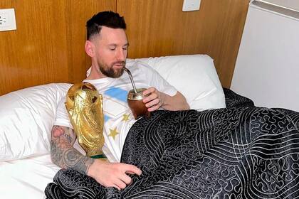 Messi, con la Copa del Mundo y el mate