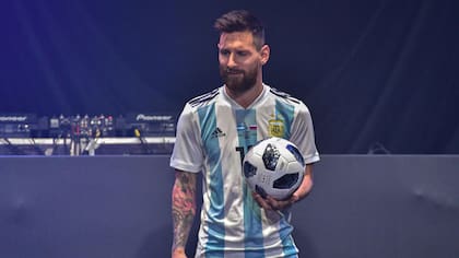 Messi, con la pelota del Mundial