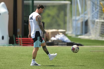 Messi con la pelota en el predio de entrenamiento de la selección argentina en Kansas City