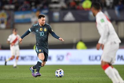 Messi, con pelota dominada; líder natural de un equipo que navega placenteramente por las eliminatorias