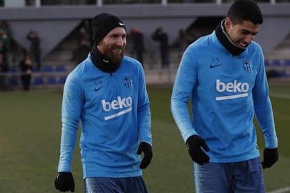 Messi con Suárez; la Pulga estuvo en la práctica de ayer y según los medios catalanes, hoy será titular