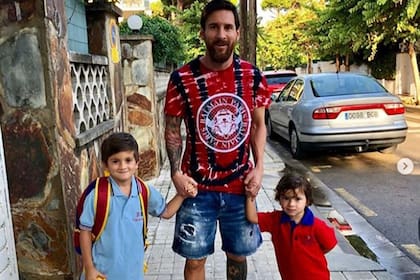Messi, con sus hijos rumbo al colegio en tierra catalana