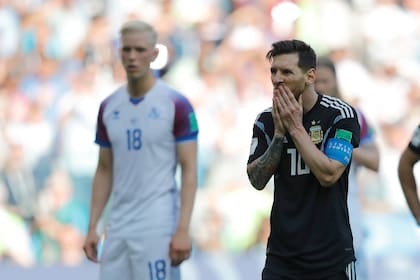 Messi concentrado a punto de patear un penal